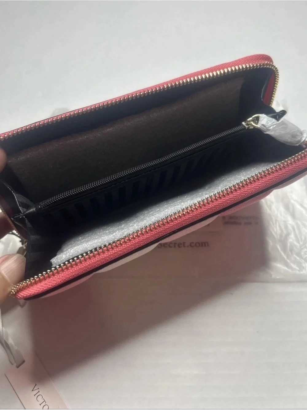Victoria Secret Pebble V Quilt Wallet Zip Around Wallet Purse Coin ID Organizer - Picture 6 of 7